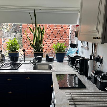 Double Room In Great Barr Near M5 - M6 - Parking - Tv Bed-Garden バーミンガム エクステリア 写真