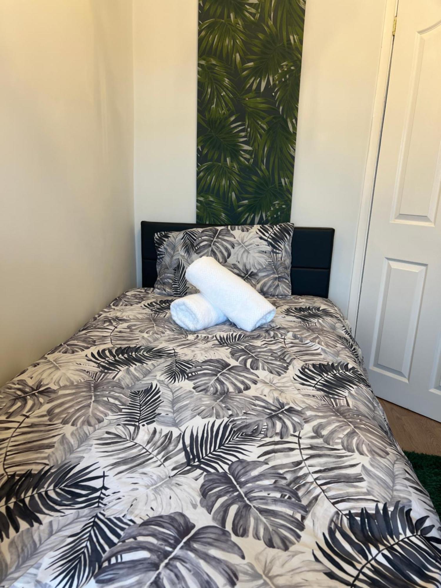 Double Room In Great Barr Near M5 - M6 - Parking - Tv Bed-Garden バーミンガム エクステリア 写真